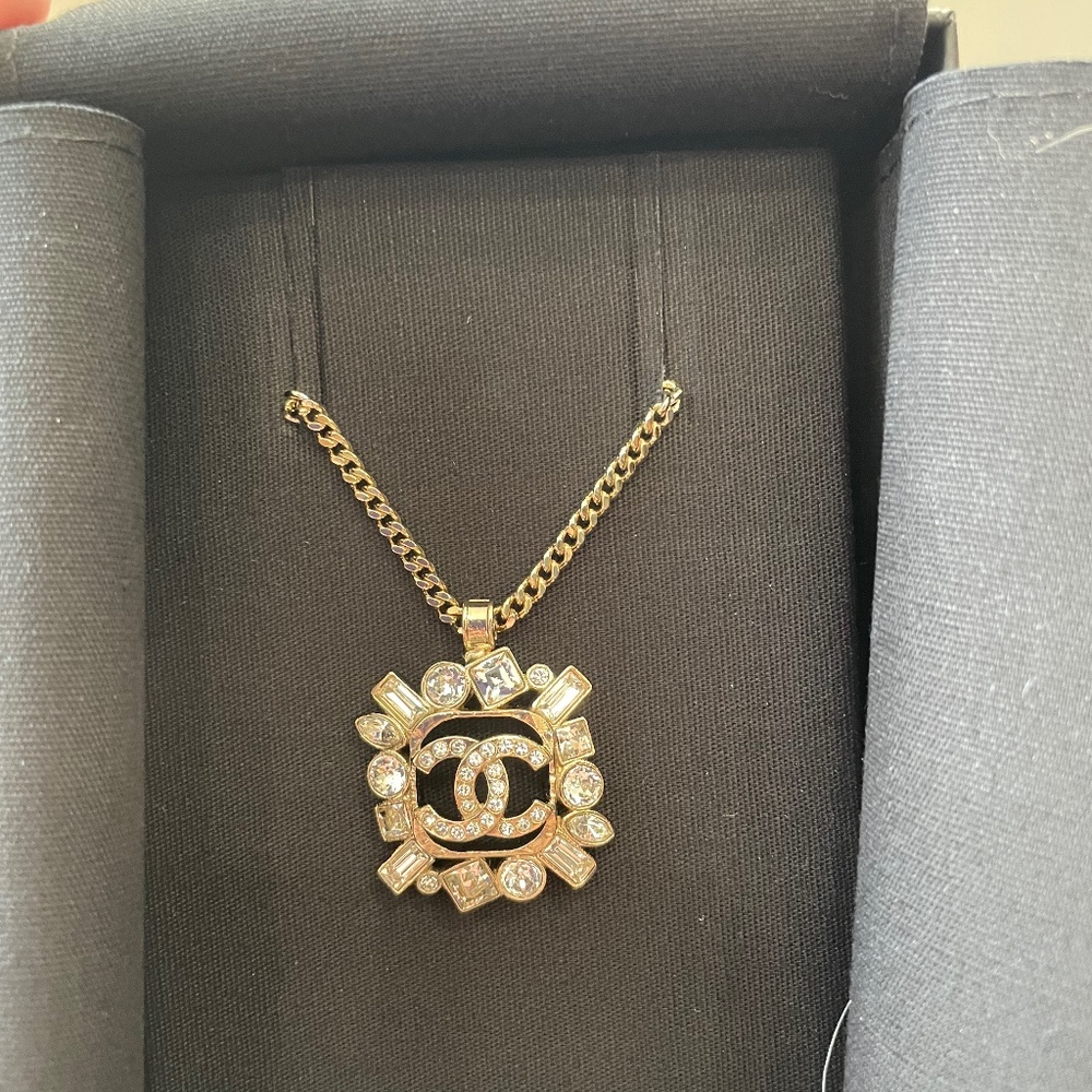 Chanel pendant necklace 2023